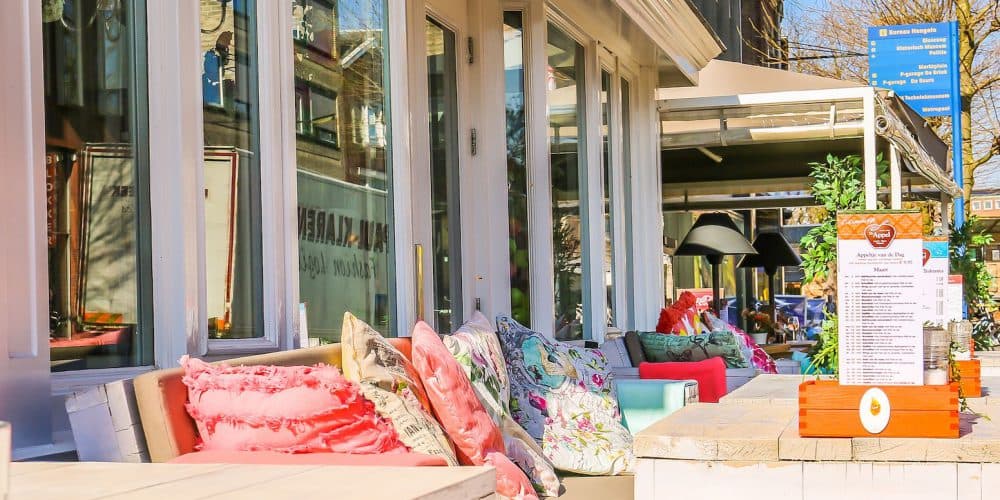 De gevel van De Appel met het terras aan de Nieuwstraat in Hengelo
